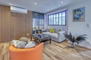 a living room with a couch and a table at Location avec piscine & parking privé à Bandol in Bandol