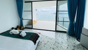 Un dormitorio con una cama con dos animales de peluche encima. en ThmorDa Resort, en Koh Rong Sanloem 25 fotos más