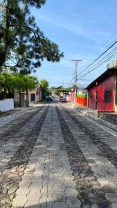 an empty street in the middle of a town at Vacacional Abril in Juayúa