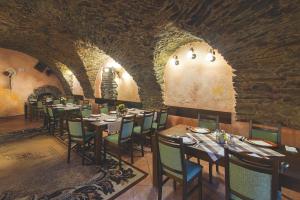 Reštaurácia alebo iné gastronomické zariadenie v ubytovaní Hotel Arkada