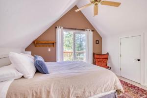 Postel nebo postele na pokoji v ubytování Cedar Grove - Meredith Lodging