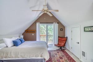 Postel nebo postele na pokoji v ubytování Cedar Grove - Meredith Lodging