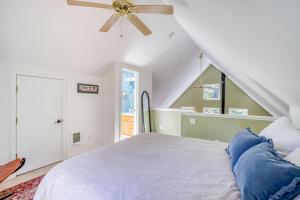 Postel nebo postele na pokoji v ubytování Cedar Grove - Meredith Lodging