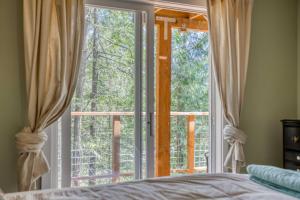 Postel nebo postele na pokoji v ubytování Cedar Grove - Meredith Lodging