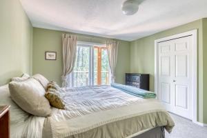 Postel nebo postele na pokoji v ubytování Cedar Grove - Meredith Lodging