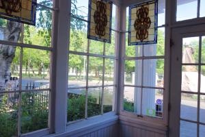 ein Fenster in einem Gebäude mit Buntglasfenstern in der Unterkunft Stepping Stone Inn in Salem