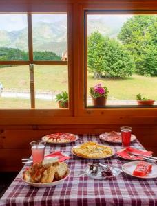 Mâncare la sau în apropiere de acest camping