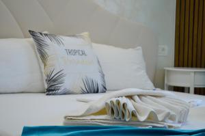 ein weißes Handtuch mit einem Kissen auf einem Bett in der Unterkunft Vila Tanase in Costinești