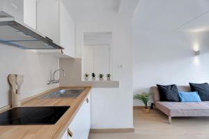 a kitchen and a living room with a couch at Apartamento Playa Honda in Playa de las Americas