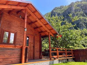 伯伊莱海尔库拉内Elysium House的小木屋设有门廊和阳台