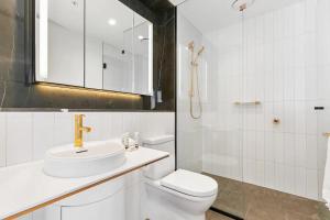 A bathroom at Sleek Lvl 75 Apt w Skyline Views in Aurora Complex
