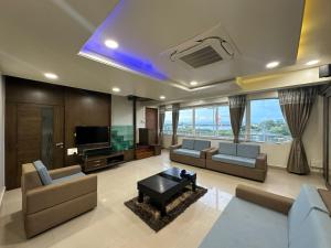 TV a/nebo společenská místnost v ubytování Siddharth Lake View Penthouse