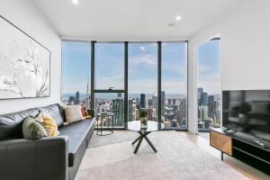 A seating area at Sleek Lvl 75 Apt w Skyline Views in Aurora Complex