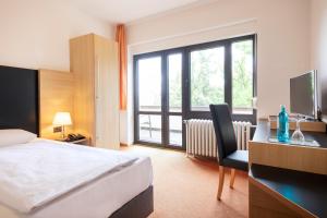 Postel nebo postele na pokoji v ubytování Roomingtons Hotel Franziskushöhe Lohr + 37 fotografií