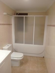 une salle de bains blanche avec toilettes et lavabo dans l'établissement Apartamento Illa Blanca, à Es Pujols 14 autres photos