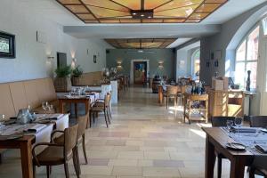 Restaurace v ubytování Roomingtons Hotel Franziskushöhe Lohr
