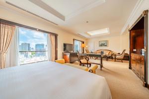 Postel nebo postele na pokoji v ubytování Lotte Hotel Saigon
