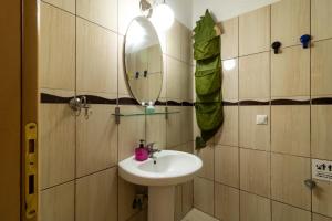 un baño con lavabo y espejo en The Chain Well Maisonette, en Nikiti