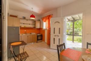 Una cocina con una mesa y un comedor. en The Chain Well Maisonette, en Nikiti 49 fotos más