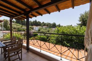 desde el balcón de una villa en The Chain Well Maisonette, en Nikiti