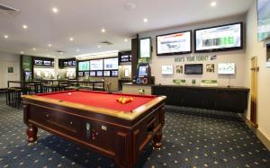 Billiards table sa Nightcap at Shoppingtown Hotel