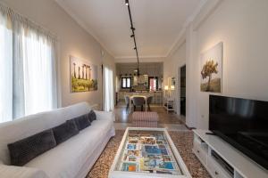 Televízia a/alebo spoločenská miestnosť v ubytovaní Angelinas Quarters - Kalamata Mediterranean Villas
