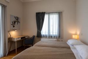 Postel nebo postele na pokoji v ubytování Angelinas Quarters - Kalamata Mediterranean Villas