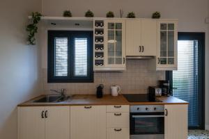 Kuchyň nebo kuchyňský kout v ubytování Angelinas Quarters - Kalamata Mediterranean Villas