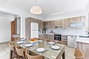 Kuchyň nebo kuchyňský kout v ubytování Platzia Beach Villas