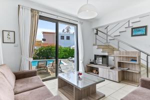 Bazén v ubytování Platzia Beach Villas nebo v jeho okolí