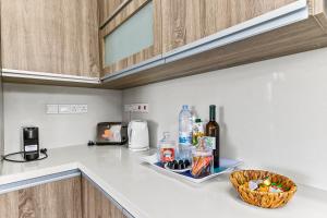 Kuchyň nebo kuchyňský kout v ubytování Platzia Beach Villas