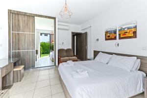 Postel nebo postele na pokoji v ubytování Platzia Beach Villas