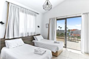 Postel nebo postele na pokoji v ubytování Platzia Beach Villas