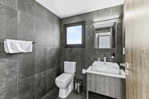 Koupelna v ubytování Platzia Beach Villas