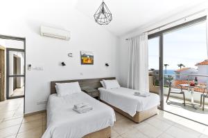 Postel nebo postele na pokoji v ubytování Platzia Beach Villas