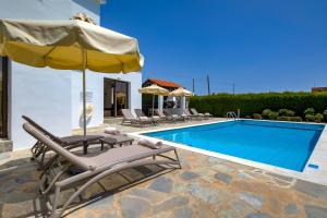 Bazén v ubytování Platzia Beach Villas nebo v jeho okolí