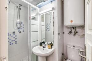 a bathroom with a sink and a toilet and a shower at Rincón Muga Soni in Empuriabrava