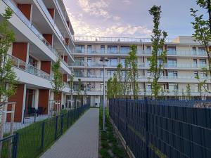an empty sidewalk in front of a building at Apartament rodzinny 47, 150 m od plaży, basen, plac zabaw, darmowy parking! in Sianozety