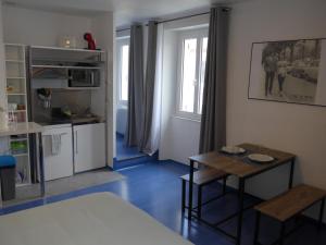 un salon avec une table et une cuisine dans l'établissement Studio 27m2 centre-ville, à Bourges