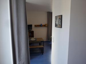 Cette chambre comprend un bureau et une table. dans l'établissement Studio 27m2 centre-ville, à Bourges