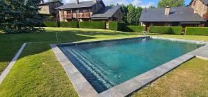The swimming pool at or close to Casa en Bolvir, jardin y piscina