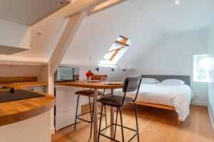 Una cama o camas en una habitación de La Timonerie - Appt climatisé à Bénodet vue mer