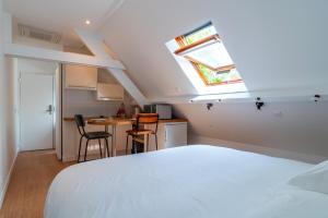 Una cama o camas en una habitación de La Timonerie - Appt climatisé à Bénodet vue mer