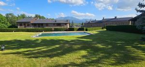 The swimming pool at or close to Casa en Bolvir, jardin y piscina