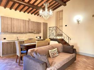 salon z kanapą i żyrandolem w obiekcie Relais Santa Margherita w Arezzo