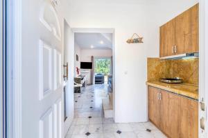 Eldhús eða eldhúskrókur á Doliva Studio Anthi private jacuzzi