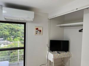 Una televisión o centro de entretenimiento en 熱海温泉　実の別荘
