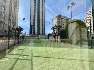 Tenis alebo squash v ubytovaní Ático Bahía del Sol en Calpe con impresionantes vistas - Inmodream Calpe alebo jeho okolí