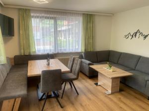 salon z kanapą i stołem w obiekcie Sixtl, Landhaus w mieście Bad Hofgastein