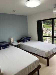 Una cama o camas en una habitación de 熱海温泉　実の別荘